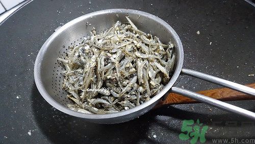 小魚干怎么炒好吃？蜜汁小魚干的做法