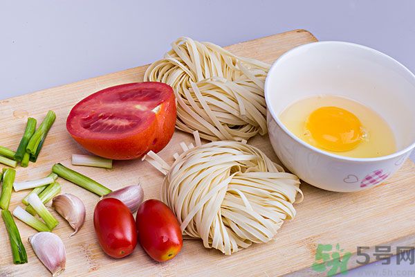 胃不好晚上吃面條好嗎？晚上吃面條容易消化嗎？
