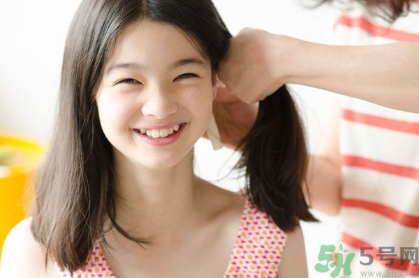 先用護(hù)發(fā)素還是先用洗發(fā)水？洗發(fā)水護(hù)發(fā)素的使用順序？