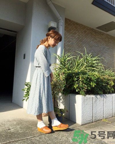 春天怎么穿出清新風(fēng)？日本女生的薩博涼鞋穿搭方法