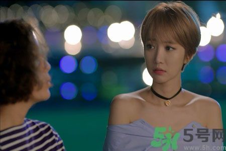 穿露肩服裝好搭配嗎？露肩衣服怎么搭配性感？