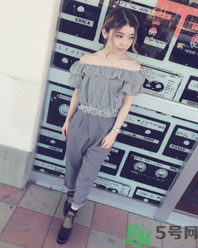 穿露肩服裝好搭配嗎？露肩衣服怎么搭配性感？