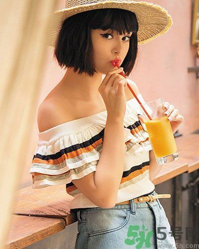 穿露肩服裝好搭配嗎？露肩衣服怎么搭配性感？