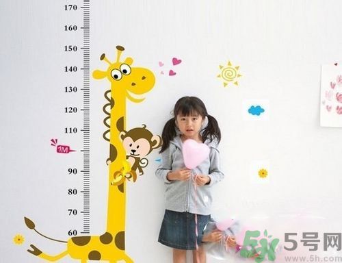 很多人都想長(zhǎng)高一點(diǎn)，確長(zhǎng)不高，只是想想而已，永遠(yuǎn)不行動(dòng)。很多人都嫌棄自己長(zhǎng)得太矮了，卻沒(méi)有什么補(bǔ)救措施。不要以為成年后就不能改變自己身高了。按著這個(gè)來(lái)，你會(huì)發(fā)現(xiàn)不一樣！