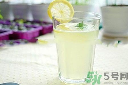 檸檬水怎么喝減肥？檸檬片用多少度的水泡最好？