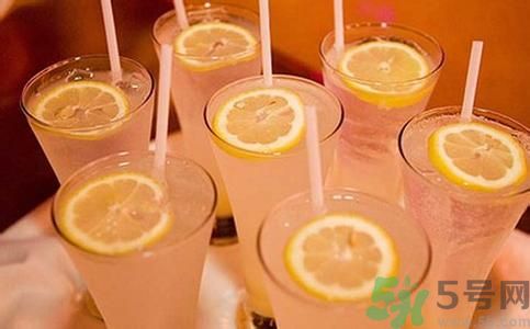檸檬水怎么喝減肥？檸檬片用多少度的水泡最好？