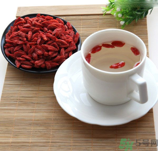 枸杞泡水有什么害處？枸杞泡水喝有什么好處？
