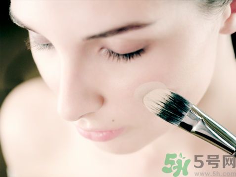 用什么粉餅美白效果好？粉餅與粉底液的區(qū)別？