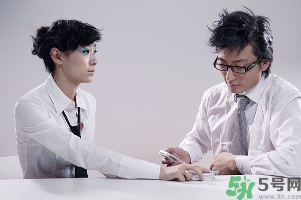 耳垂上有豎紋是怎么回事？山根有橫紋是什么?。?></p><p>心臟疾病的發(fā)生，通常是累積了一連串病因的結(jié)果，而非偶發(fā)事件。中醫(yī)治病講求治標(biāo)更要治本，特別重視從疾病源頭來進(jìn)行診斷與治療，尤其是在疾病成形之前予以阻斷，防范於未然，而非追著疾病跑。但是要跑在疾病前面，又要能從病因下手，真正需要的不是名醫(yī)，而是每個(gè)人都得親自參與這場健康守護(hù)戰(zhàn)，如此才能讓護(hù)心行動(dòng)真的奏效。</p><p>《內(nèi)經(jīng)》說「心其華在面」。心經(jīng)也分布到面部，所以臉部是觀察心臟功能的重要部位。</p><p>我平?？丛\時(shí)，因?yàn)樾枰x寫健保卡資料，插卡前都會(huì)瞄一下病人的照片。這個(gè)習(xí)慣有時(shí)也能幫上大忙，因?yàn)榻”？ㄉ系恼掌ǔ１犬?dāng)下的病人年輕一些，很容易可以做一個(gè)臉部的比較，甚至可以看出一些端倪或疾病發(fā)展的趨勢。診療時(shí)，我會(huì)跟病人討論這些年來的差異和變化，也請(qǐng)他們回憶一些關(guān)鍵事件，順勢找出疾病的線索。</p><p style=