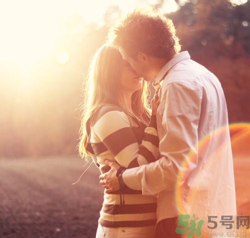 男人劈腿的表現(xiàn)有哪些?怎么判斷一個男人是否劈腿? 男人劈腿的表現(xiàn)有哪些?怎么判斷一個男人是否劈腿?
