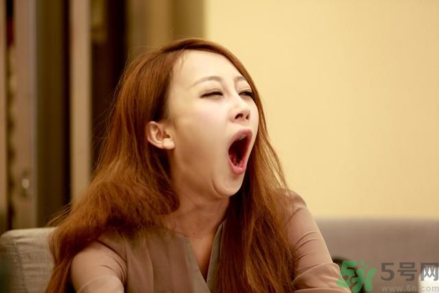 19歲女睡神走哪睡哪竟是??？什么是發(fā)作性睡病？