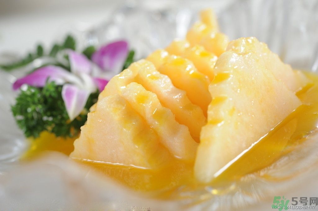 菠蘿發(fā)黑能吃嗎？菠蘿為什么要用鹽水泡？