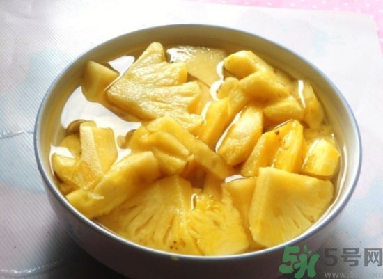 菠蘿發(fā)黑能吃嗎？菠蘿為什么要用鹽水泡？