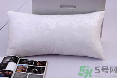 枕頭高好還是低好？睡覺不枕枕頭好不好？