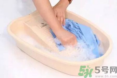 草莓汁弄到衣服上了怎么洗？怎么洗掉草莓汁？