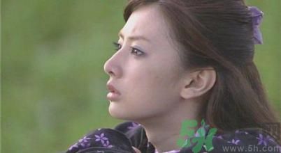 ?17歲女生有喉結(jié)正常嗎？17歲女生喉結(jié)突出怎么辦？