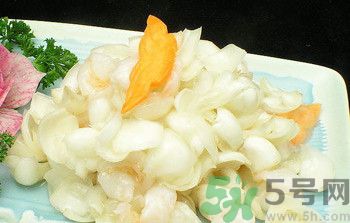 孕婦能吃百合,百合雖能補氣，亦傷肺氣，不宜多服。 另百合風寒咳嗽、虛寒出血、脾胃不佳者忌食 百合味甘，性微寒。歸心、肺經(jīng)。 百合鮮品含黏液質(zhì)，具有潤燥清熱作用，中醫(yī)用之治療肺燥或肺熱咳嗽等癥常能奏效。 功能主治 　　養(yǎng)陰潤肺，清心安神。用于陰虛久咳，痰中帶血，虛煩驚悸，失眠多夢，精神恍惚。 　　具有養(yǎng)陰潤肺止咳功效，用于肺陰虛的燥熱咳嗽，痰中帶血，如百花膏。治肺虛久咳，勞嗽咯血，如百合固金湯。 　　具有清心安神功效，用于熱病余熱未清，虛煩驚悸，失眠多夢等。藥用時煎服，10～30g。清心宜生用，潤肺蜜炙用。 養(yǎng)陰清熱，滋補精血。 孕婦吃百合有什么好處 百合的營養(yǎng)非常豐富，孕期吃點百合對胎兒有很大的幫助，百合別名蒜腦薯，其根如大蒜，味如山薯，既是甜美的食品，也是有益的藥物。孕婦吃百合能補充維生素B1、B2、鈣、磷、鉀等營養(yǎng)成分。百合性平味甘，還能補中益氣，養(yǎng)陰潤肺，止咳平喘，利大小便。 1、潤肺止咳、清心安神，可用于肺癆咯血、肺虛久咳、虛煩驚悸、失眠及熱病后余熱未清、心煩口渴等癥。 2、美容功效，百合富含鉀，有利于加強肌肉興奮度，促使代謝功能協(xié)調(diào)，使皮膚富有彈性，減少皺紋。尤其適宜工作壓力大的人群。對面部扁平疣、痤瘡、雀斑、皮膚干燥等總是都有一定療效。常食可使肌膚潤澤，皮膚白嫩，減少皺紋，延緩衰老。 3、百合還含有一種水解秋水仙堿，有滋養(yǎng)安神作用。 4、百合是一味滋補妙晶，補益而兼清潤，最適宜于內(nèi)有虛火之虛弱癥者。 5、能保護血管、降低血漿膽固醇，有效預防高血壓，降低血糖。 6、食用百合能增進大腸功能，促進排便通暢。 7、百合含有的多種生物堿還能抑制癌細胞繁殖，有抗癌作用。 孕婦吃百合的注意事項 百合富含蛋白質(zhì)、糖、磷、鐵以及多種微量元素，孕婦吃百合不僅能補充身體所需的能量微量元素，還可以開胃、安神，有助于增強體質(zhì)的作用。但這并不意味百合對孕婦都是安全的，孕婦在食用的時候也有需要注意的地方哦。 1、風寒咳嗽、虛寒出血、脾胃不佳者忌食百合 從對鼠類、犬類的實驗中發(fā)現(xiàn)長時間大劑量食用會導致肺、腎的損壞及對白細胞、野生百合全株血小板的影響，即使是食用百合也有一定毒性，建議使用前向醫(yī)師咨詢。直接接觸生的球莖可能會引起皮膚瘙癢，吞噬生的球莖可能會引起嘔吐、拉肚子等癥狀。 2、對百合過敏的人不宜吃百合 百合有可能成為過敏原的，如果是對百合過敏的話，食用百合就可能造成皮膚紅腫、經(jīng)常性腹瀉、消化不良、頭痛、咽喉疼痛、哮喘等過敏癥狀了，所以此類人群也要避免食用百合。 3、不宜多吃 百合作為一種保健食品同時也是一種良好的藥材。是藥三分毒，長期食用對身體會有較大的傷害，如產(chǎn)生對此藥物的依賴性。所以孕婦不宜多吃。 4、選擇新鮮優(yōu)質(zhì)的百合 新鮮的食材做出的菜肴風味好，營養(yǎng)價值高，所以很多人都喜歡吃。購買新鮮的百合時應挑選個大的、顏色白、瓣勻、肉質(zhì)厚、底部凹處泥土少的。如果百合顏色發(fā)黃、凹處泥土濕潤，可能已經(jīng)爛心，此時就不宜食用了。如果是購買干百合的話，則是已干燥、無雜質(zhì)、肉厚且晶瑩剔透為佳。 5、不宜直接碰觸新鮮百合 百合具有一定毒性，直接接觸生的球莖可能會引起皮膚瘙癢，吞噬生的球莖可能會引起嘔吐、拉肚子等癥狀。 6、烹調(diào)方式健康 孕期飲食不宜過重口味，孕婦吃百合的時候應盡量避免高油高溫過久的方式，以免上火、消化不良不舒服。