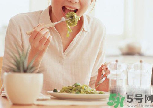 胃潰瘍吃什么食物好？調(diào)理胃潰瘍的方法有哪些？