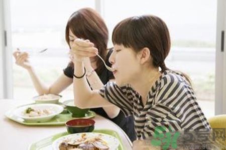 胃潰瘍吃什么食物好？調(diào)理胃潰瘍的方法有哪些？