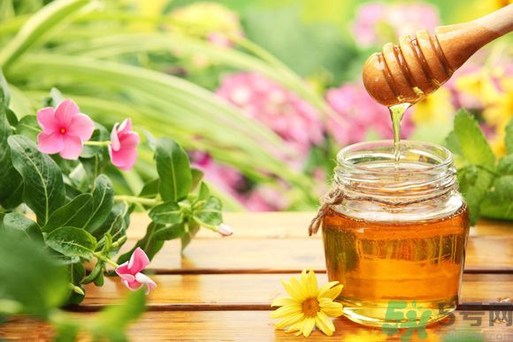 胃潰瘍可以喝蜂蜜嗎？服用蜂蜜要注意什么？