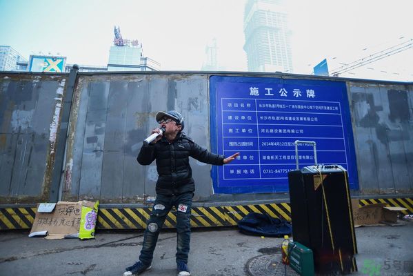 9歲賣唱男孩撐起一個家 父母怎樣教育孩子？