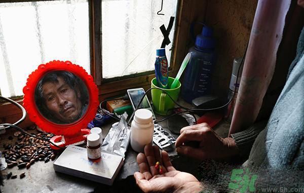 小鎮(zhèn)百人患?jí)m肺病的原因是什么？塵肺病是什么病？