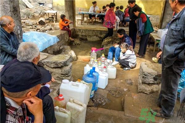 市民翻山排隊(duì)取靈水是怎么回事？靈水在哪里？
