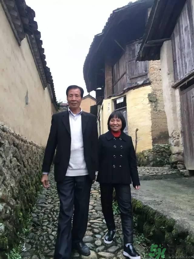 浙江富翁棄億萬資產(chǎn)與農(nóng)婦結(jié)婚  怎樣追求真愛才好？
