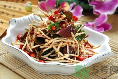 魚(yú)腥草可以燉雞湯嗎？魚(yú)腥草燉雞湯好不好？