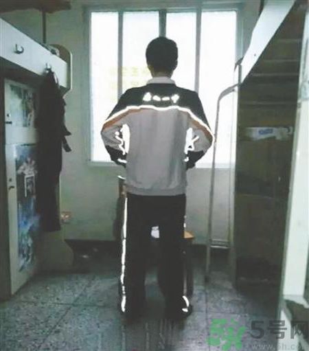 校服帶反光標(biāo)志防早戀是怎么回事？校服為什么要帶反光標(biāo)志？
