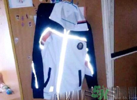 校服帶反光標(biāo)志防早戀是怎么回事？校服為什么要帶反光標(biāo)志？