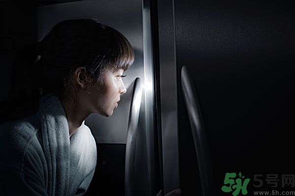 晚上12點(diǎn)吃東西好嗎？晚上12點(diǎn)吃東西會(huì)胖嗎？