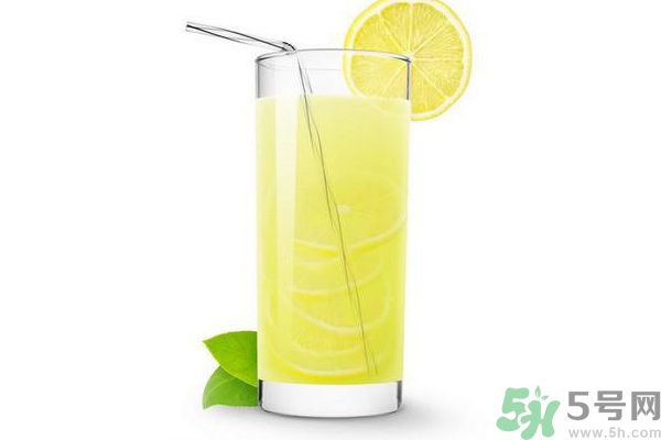 每天喝檸檬水能美白嗎？每天喝檸檬水好不好？
