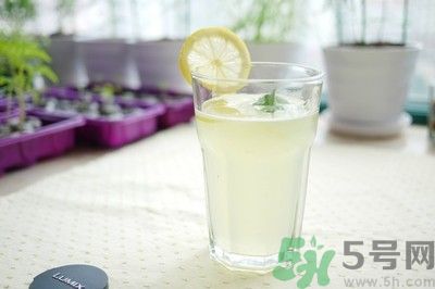 每天喝檸檬水能美白嗎？每天喝檸檬水好不好？