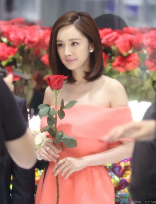 一字肩衣服適合什么人？一字肩衣服怎么穿？