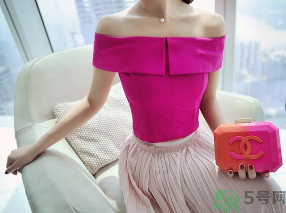 一字肩衣服適合什么人？一字肩衣服怎么穿？