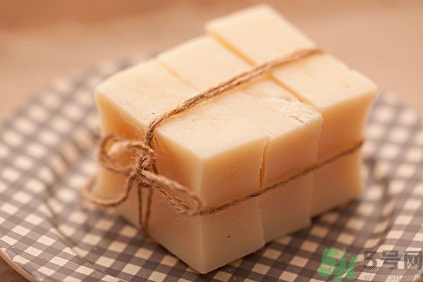 肥皂和沐浴露哪個(gè)好？肥皂和沐浴露的區(qū)別？