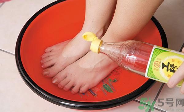 用醋泡腳能治腳臭嗎？泡腳放醋能除腳臭嗎？
