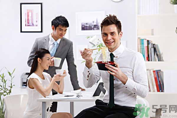 滿漢宴方便面煮著吃泡著吃哪個(gè)好？