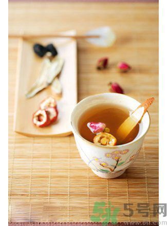 芒果皮發(fā)黑還可以吃嗎？芒果長黑斑吃了會(huì)怎么樣？