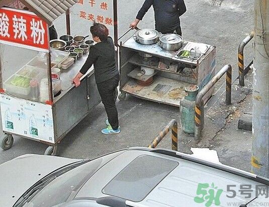 住窩棚夫婦倆十多年堅守女兒失蹤路口 如何預(yù)防孩子走失？