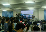 哪個學校學校窗戶突然倒塌？男生拼命護住女生 ！