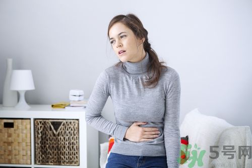 打嗝打不出來(lái)胸悶是怎么回事？打嗝打不出來(lái)胸悶怎么辦？