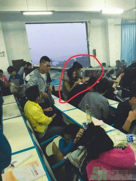 哪個學(xué)校學(xué)校窗戶突然倒塌？男生拼命護住女生 ！