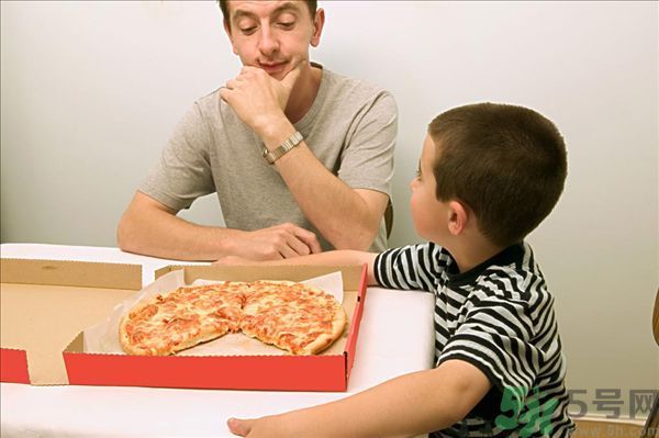 用左手吃飯可以控制食量嗎？可以達到減肥的效果嗎?