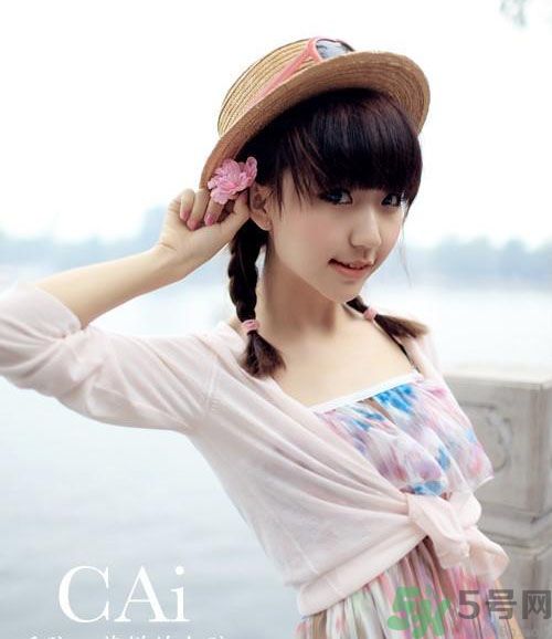 胸小的女生怎么穿衣服好看？胸小的女生怎么穿衣顯得胸大？