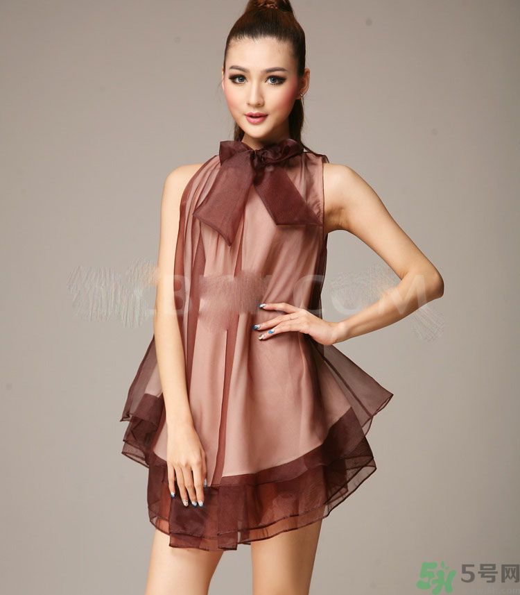 胸小的女生怎么穿衣服好看？胸小的女生怎么穿衣顯得胸大？