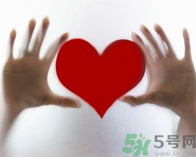舌頭顏色發(fā)紫是什么原因？舌頭白白的是怎么回事？