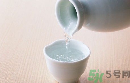 白酒能代替料酒做菜嗎？白酒可以用來(lái)做菜嗎？