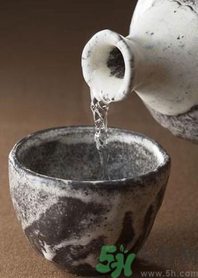 白酒能代替料酒做菜嗎？白酒可以用來(lái)做菜嗎？